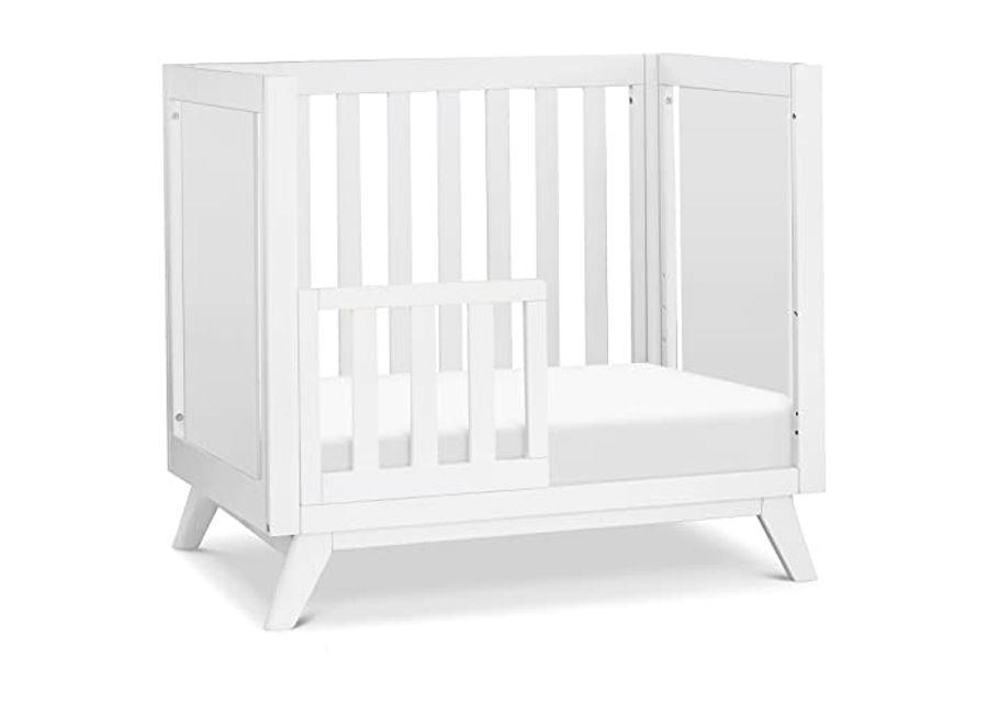 DaVinci Otto 3-in-1 Convertible Mini Crib with 4" Mattress in White, Greenguard Gold Certified