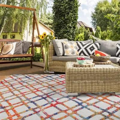 5' X 7' Geometric Stain Resistant Non Skid Indoor / Outdoor Area Rug - Cream