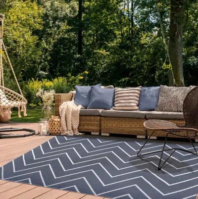 5' X 7' Waves Stain Resistant Indoor / Outdoor Area Rug - Gray