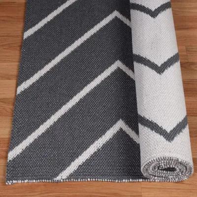 5' X 7' Waves Stain Resistant Indoor / Outdoor Area Rug - Gray