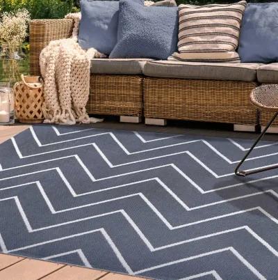 5' X 7' Waves Stain Resistant Indoor / Outdoor Area Rug - Gray