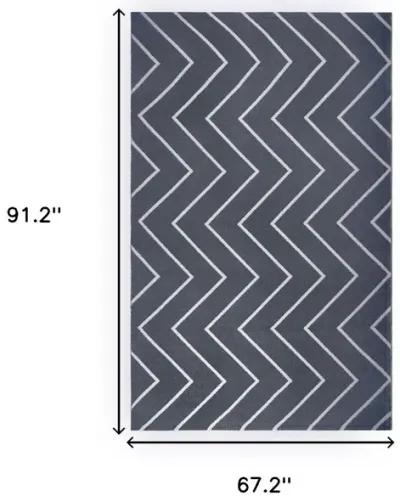 5' X 7' Waves Stain Resistant Indoor / Outdoor Area Rug - Gray