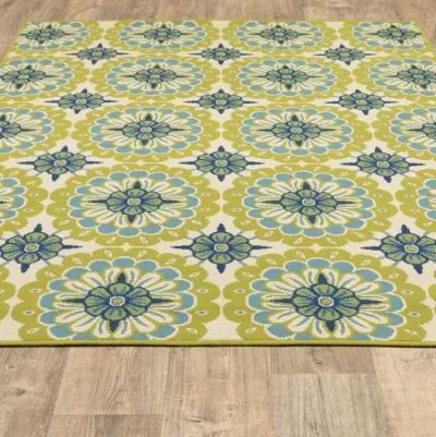 7' X 10' Floral Stain Resistant Indoor & Outdoor Area Rug - Green / Ivory