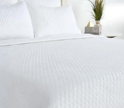 Villa by Classic Home Diamond White Sateen Quilt - Queen