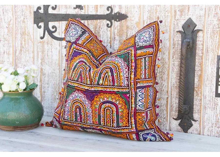 Gowri Reshmi Sutra Pillow - de-cor