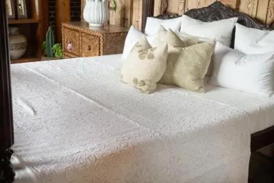 Daisy Applique Coverlet - de-cor - Handcrafted - White